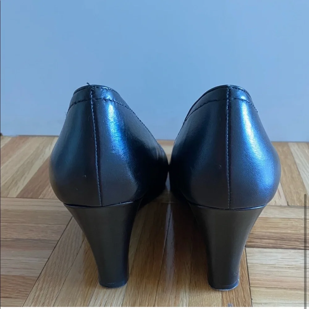 Nine West Women’s shoes Size 9 Minor damage inside the sole only..